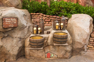 Illustration for article titled Tokyo Disney Is Officially the Best for Handwashing